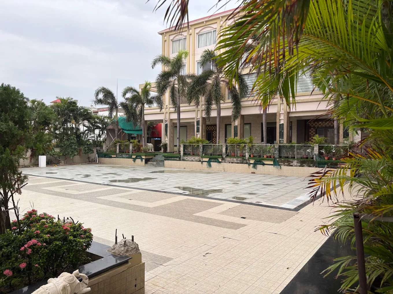 Hotel Golden Palace Puri - Beachfront Hospitality